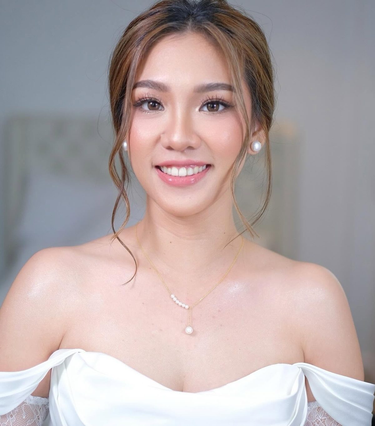 Bride with pearl earrings and face-framing tendrils