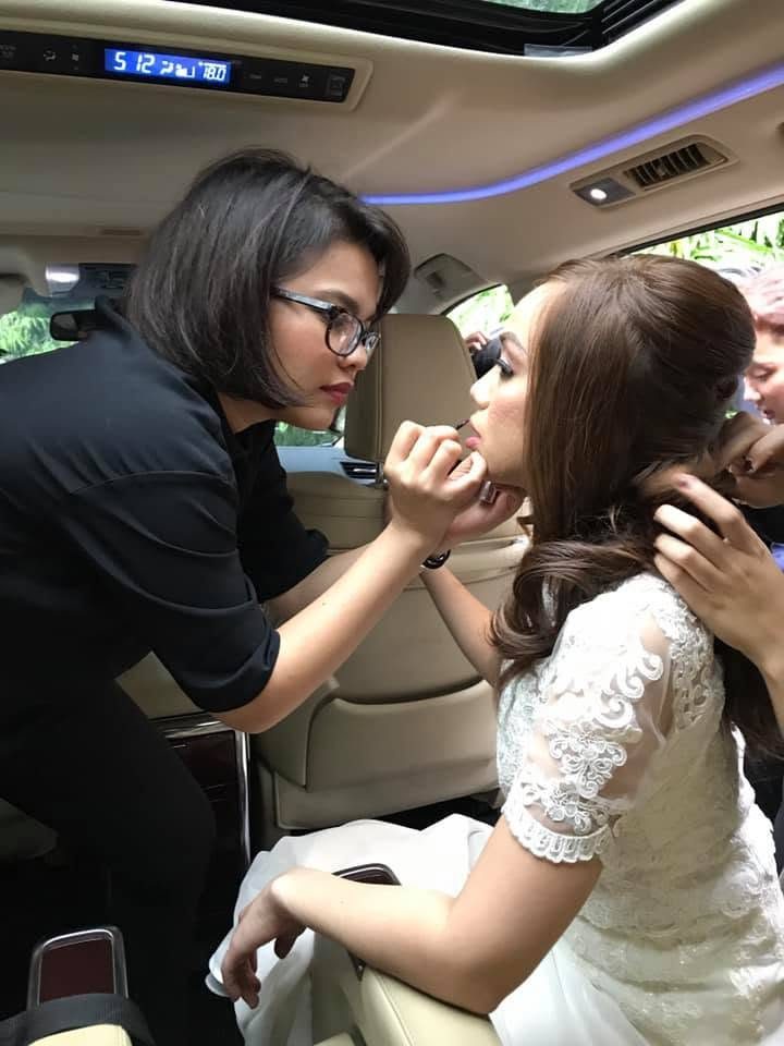 Dane doing a bride&rsquo;s makeup in the bridal car